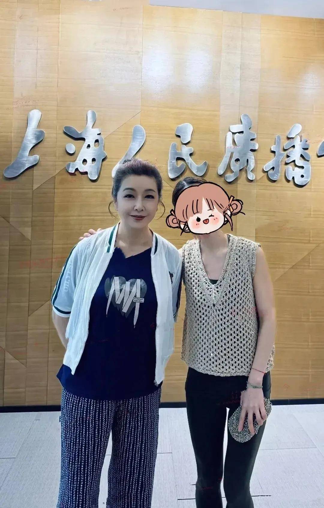 56岁江珊焕发新魅力摆脱土味变身时尚达人丰腴身姿尽显富贵气质