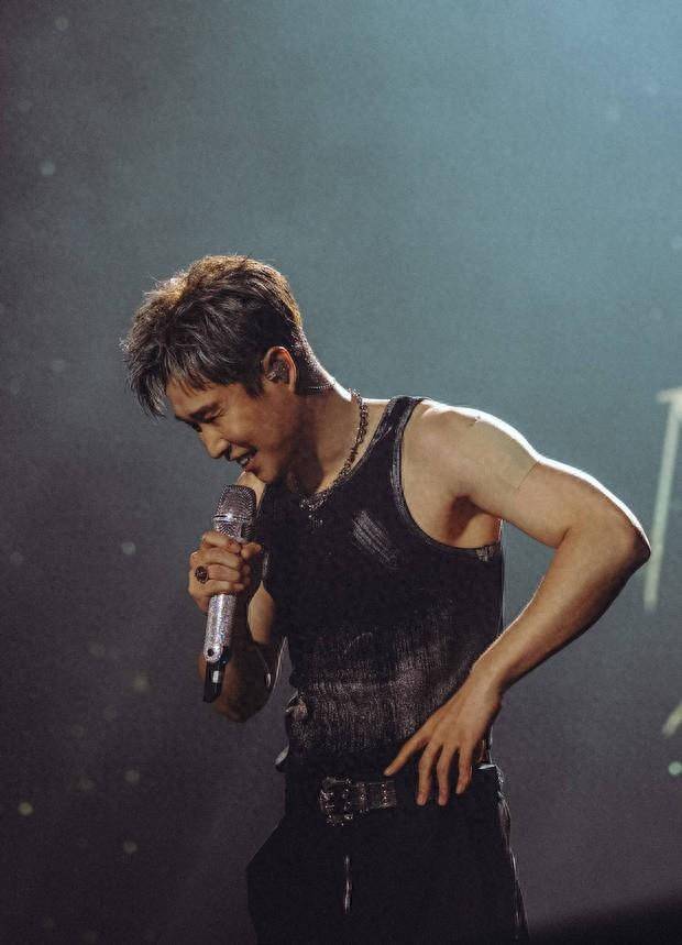 小沈阳演唱会上大秀肌肉,宽肩窄腰秒变帅气爱豆