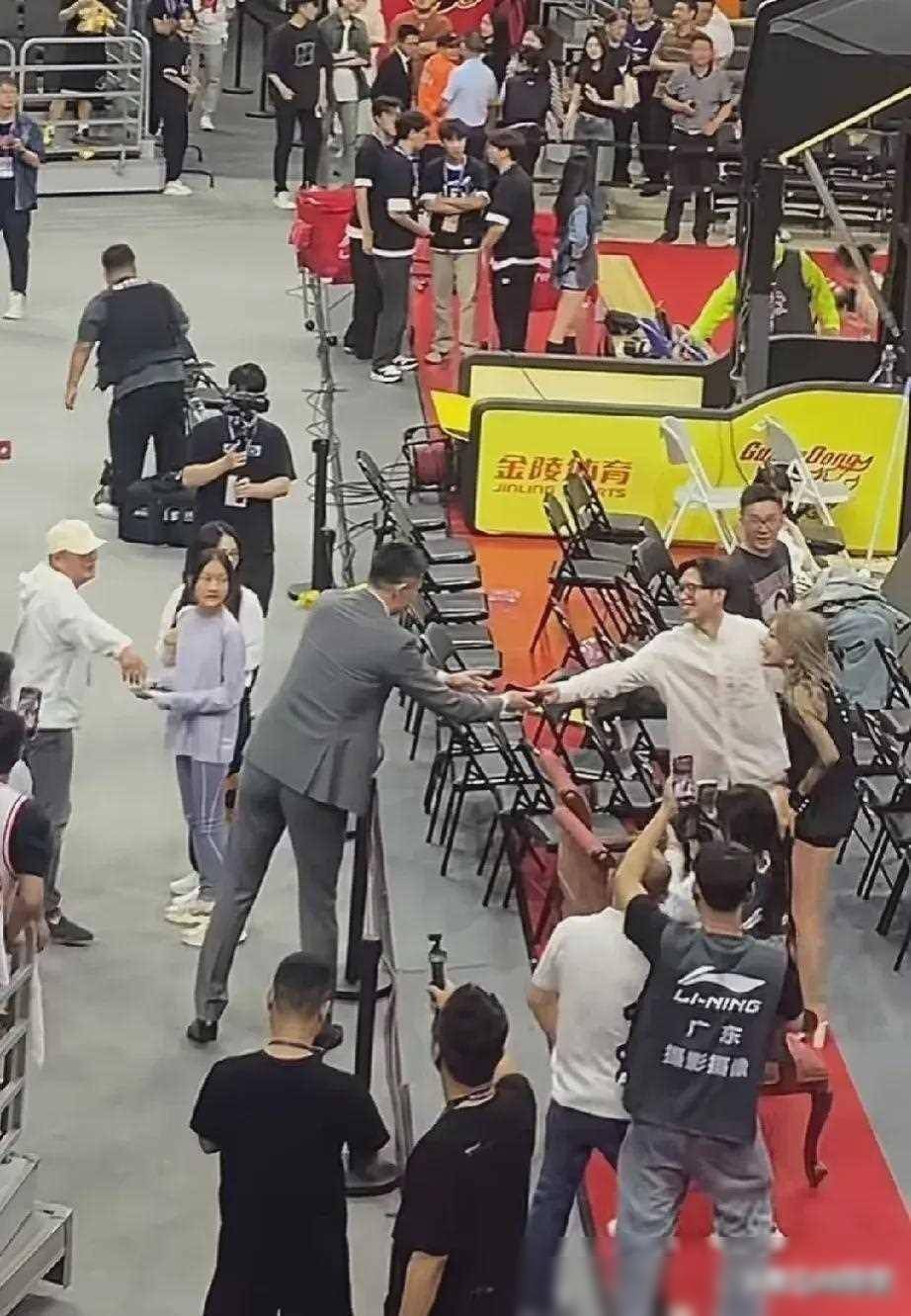 尴尬!宏远美女老板娘拒绝与广东水货外援握手 朱总很快要裁掉他了