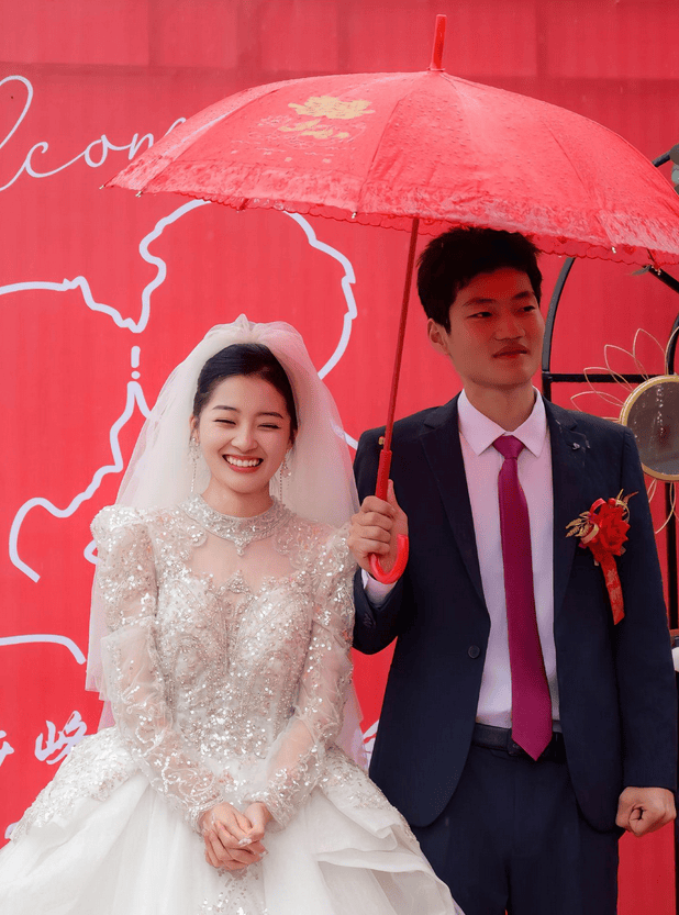 新娘吐槽婚礼照翻车!千元请摄影师拍成表情包,鼓腮大笑让人无语