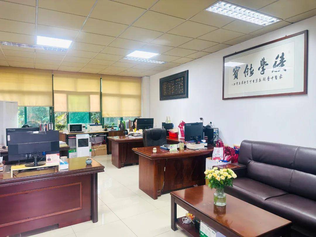 一室一世界,书香满溢润心田——象贤中学美丽办公室评比活动