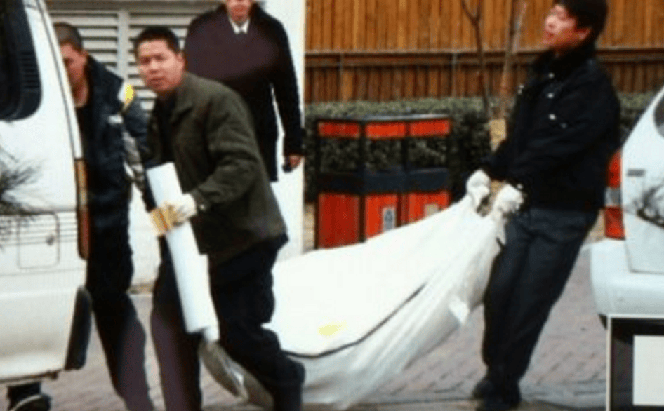 可即便如此,也没能避免悲剧的发生,但让人意外的是,看似冲动的周成海