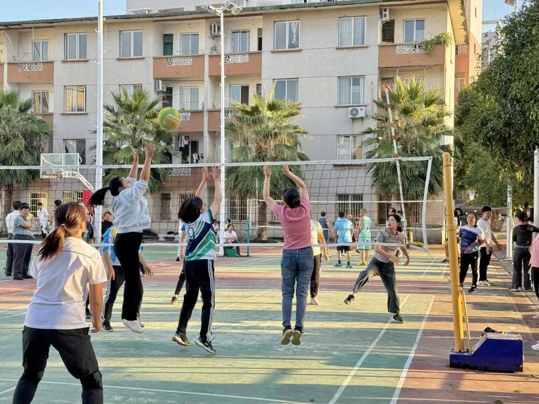 荔浦市第三中学八十华诞:教职工篮球投球,气排球活动顺利举行!