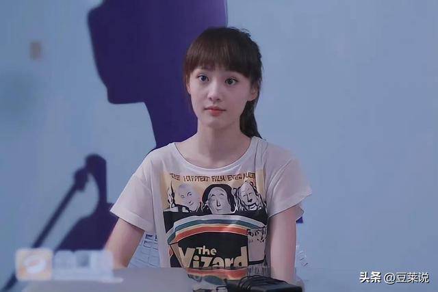 郑爽小号彻底曝光,晒近照假鼻子抢镜,开车出行笑容满面