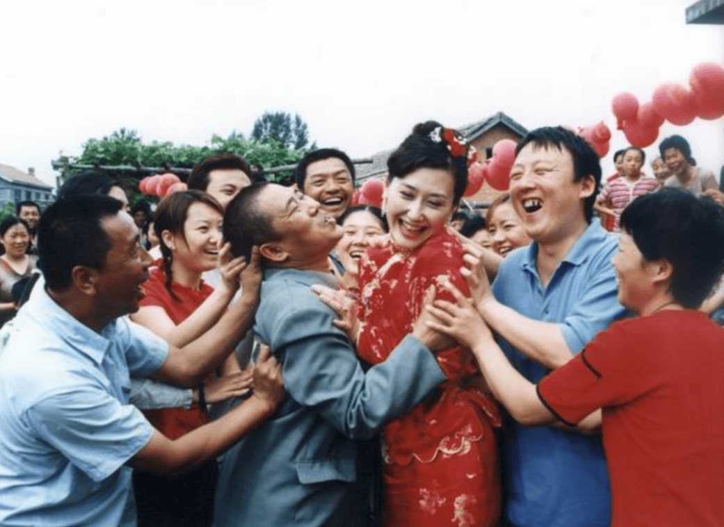 后来黄曼也尝试突破,出演了一些反派角色,比如《半路夫妻》里的小三