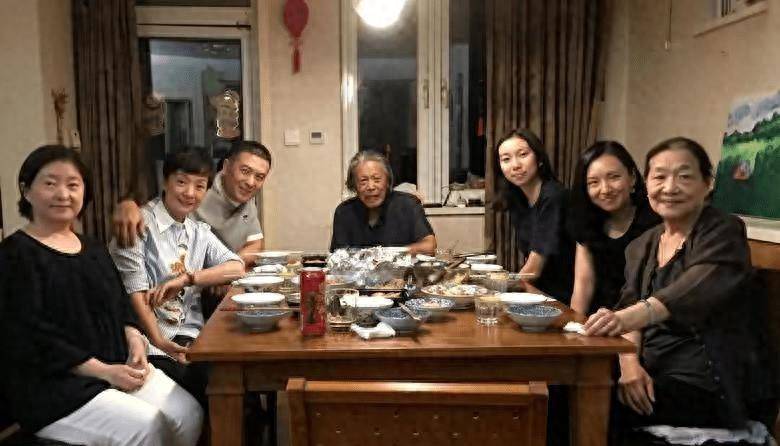 突发！曝张嘉译王海燕离婚，知情者曝离婚原因，最后同框画面曝光-张嘉译的老婆王海燕的前夫是谁