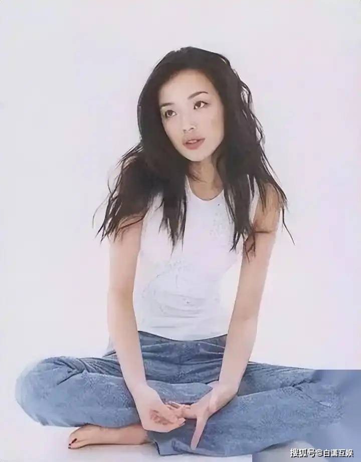 最近,她主演的科幻片《上海堡垒》备受瞩目,这部影片改编自著