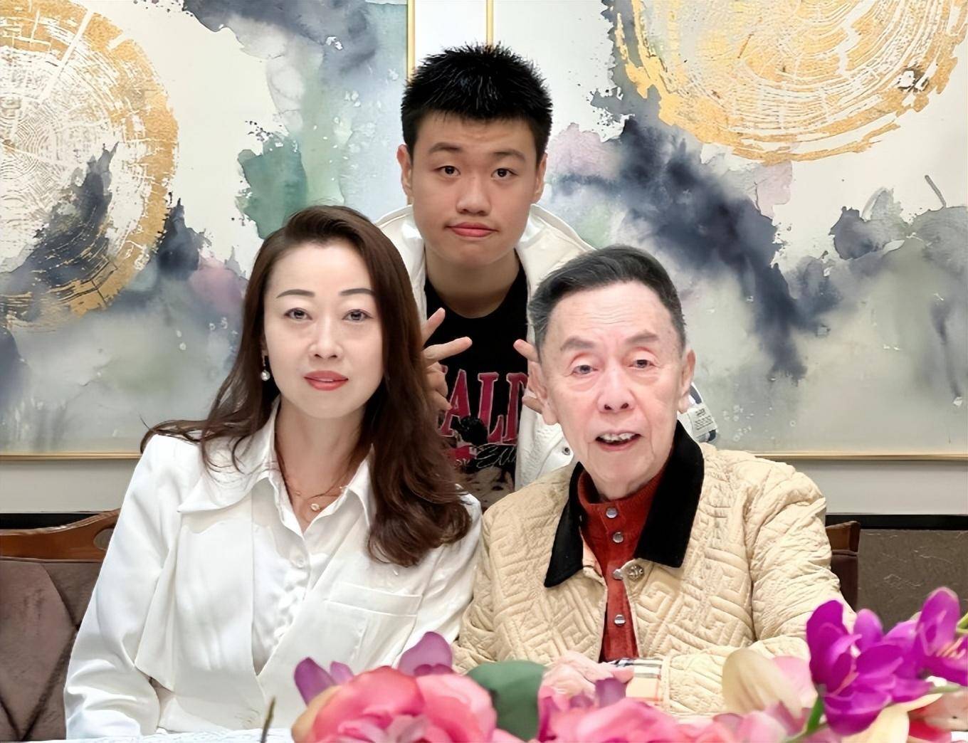 广州演员陈坚雄一别两年,他妻子黄敏手捧鲜花参加儿子的成人礼