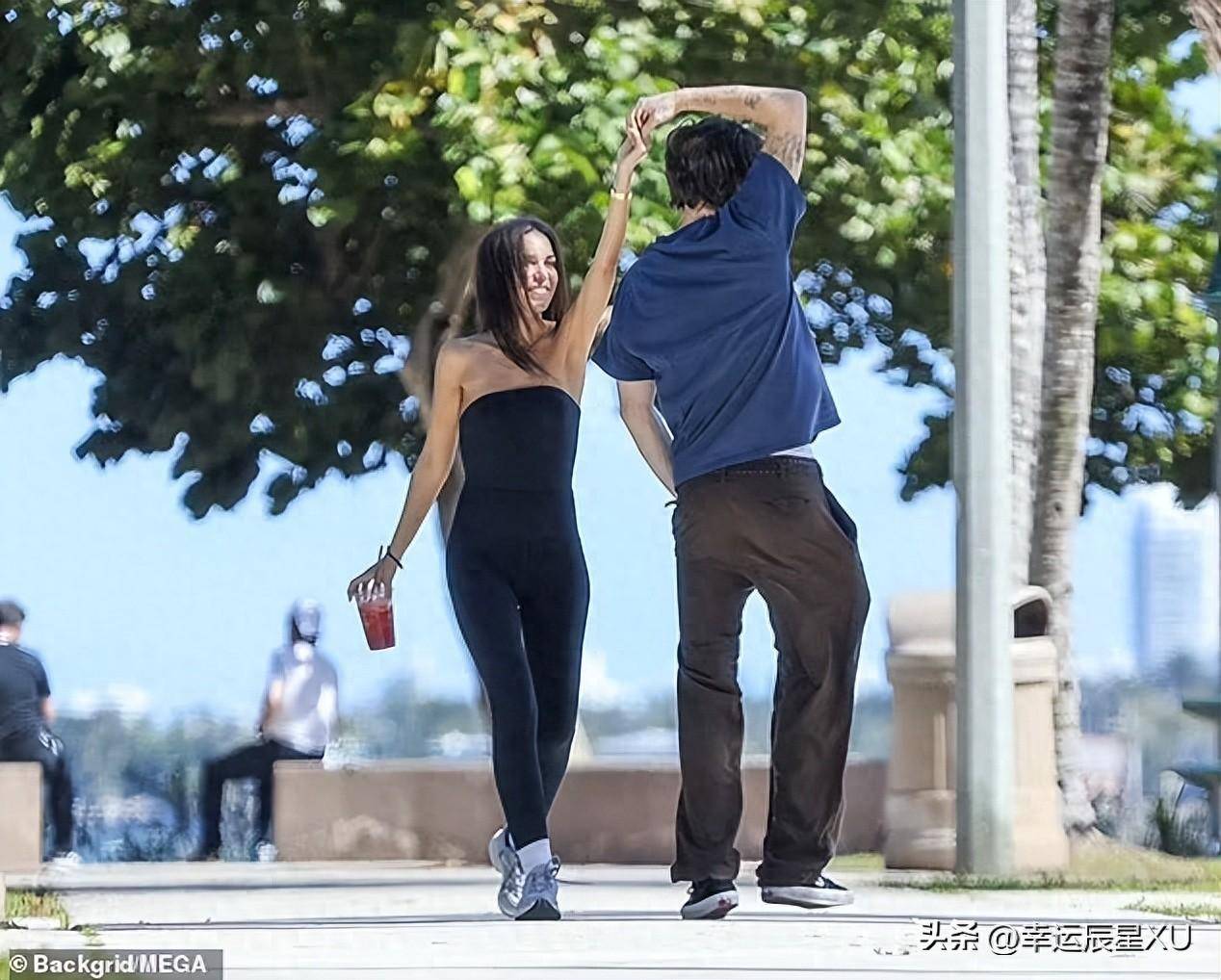 19岁贝克汉姆家三公子，与29岁女友秀恩爱，太像他母亲咋的反驳_搜狐网