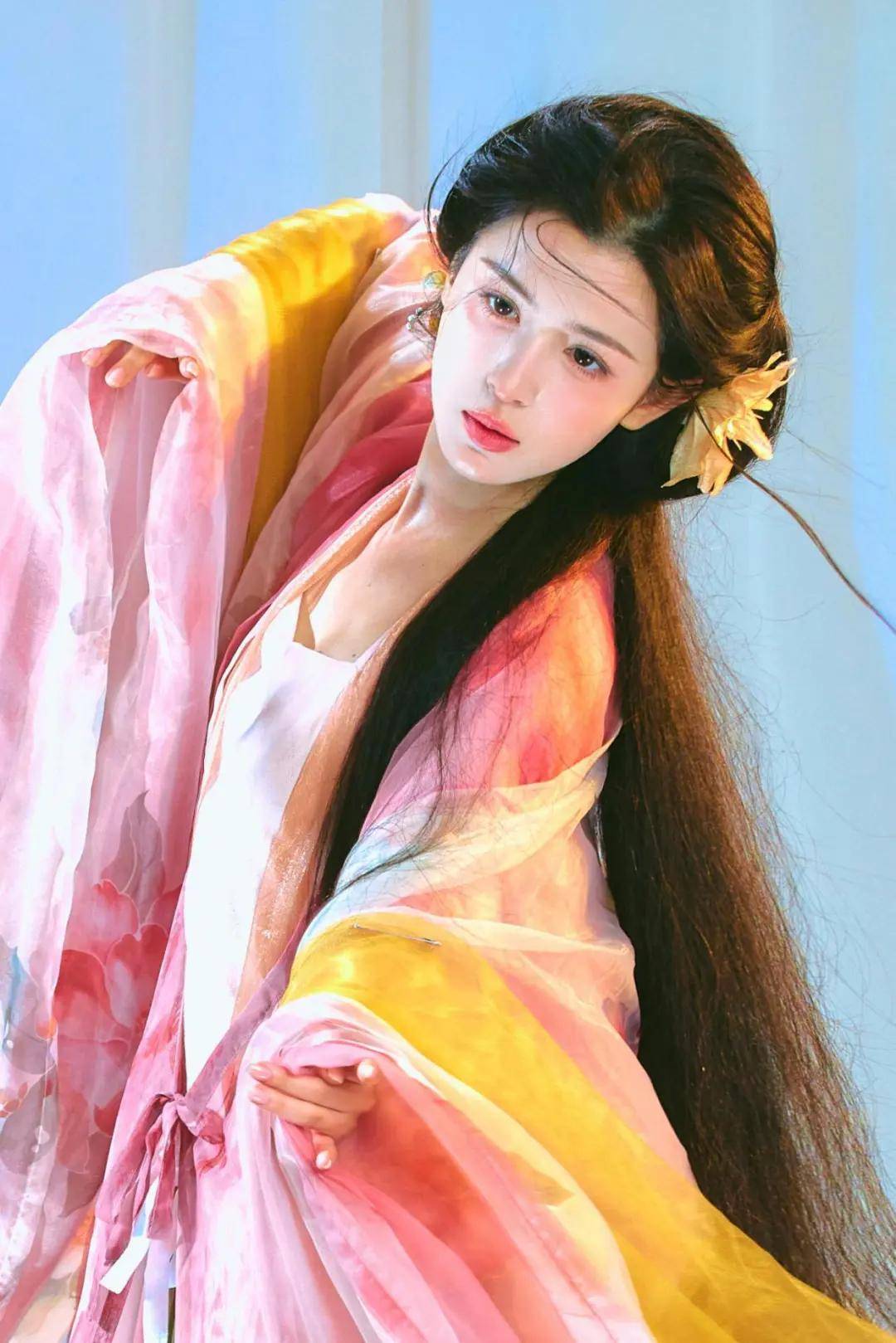 佟丽娅pk哈尼克孜同穿汉服一个妖艳一个魅惑众生新疆人穿汉服就服