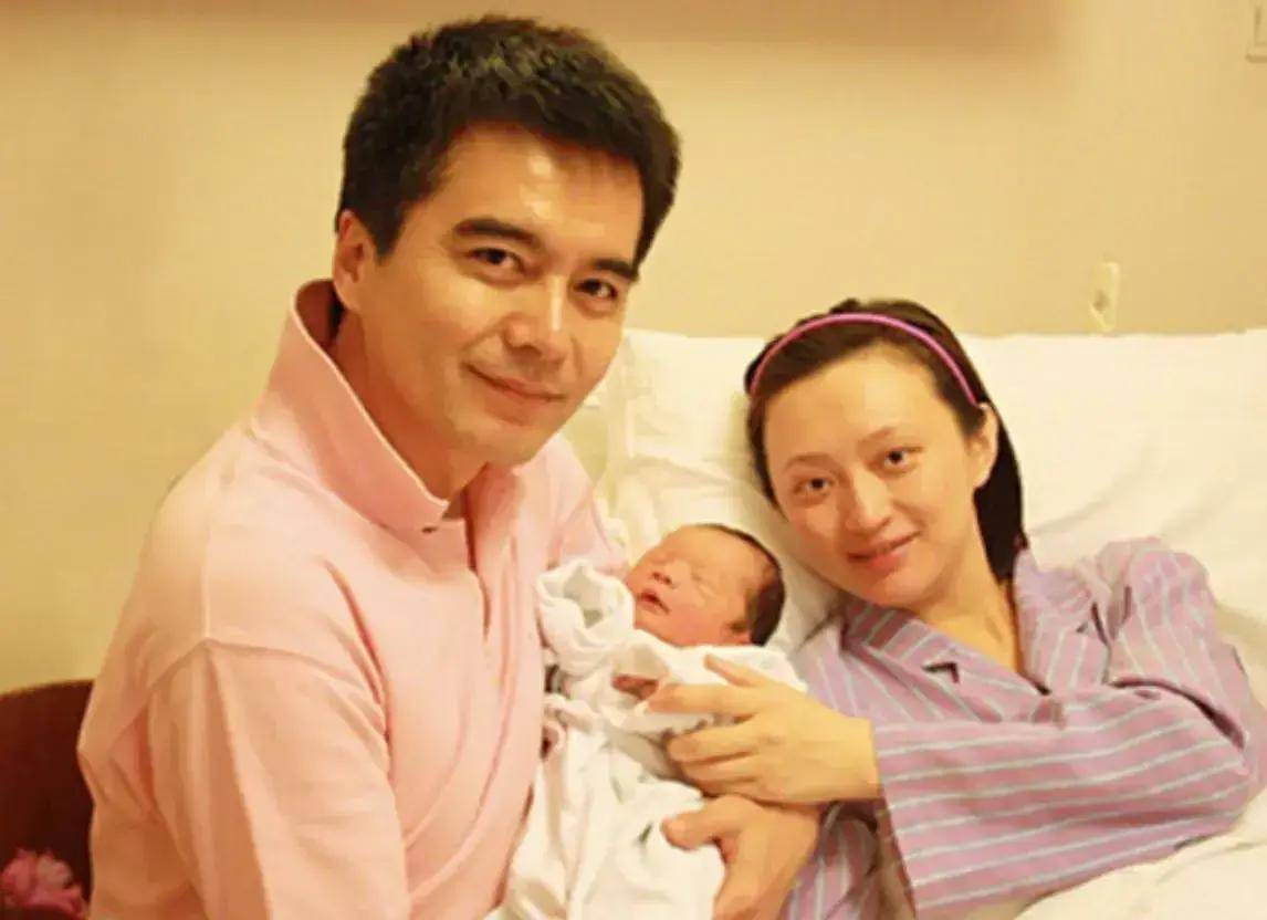 许亚军:4婚娶小12岁妻子,家里的钱一人管一半,如今咋样了?
