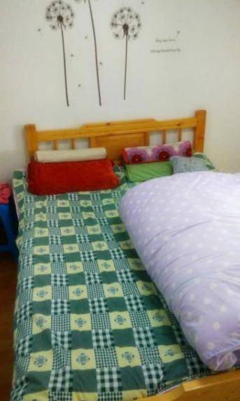 那张小床是我的 "魔法床",每天工作结束后,拖着疲惫的身躯回到家,洗完