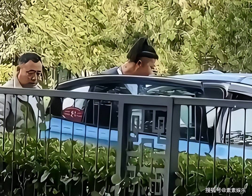 东北雨姐和老蒯现身，夫妻低调打车出行，老蒯在饭店神情紧张_内容_网友_问题