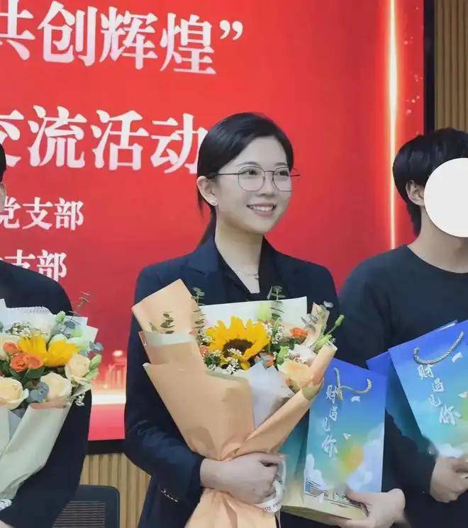 金华女老师事件,高清照片里确实文静,很难想象她会和学生谈恋爱