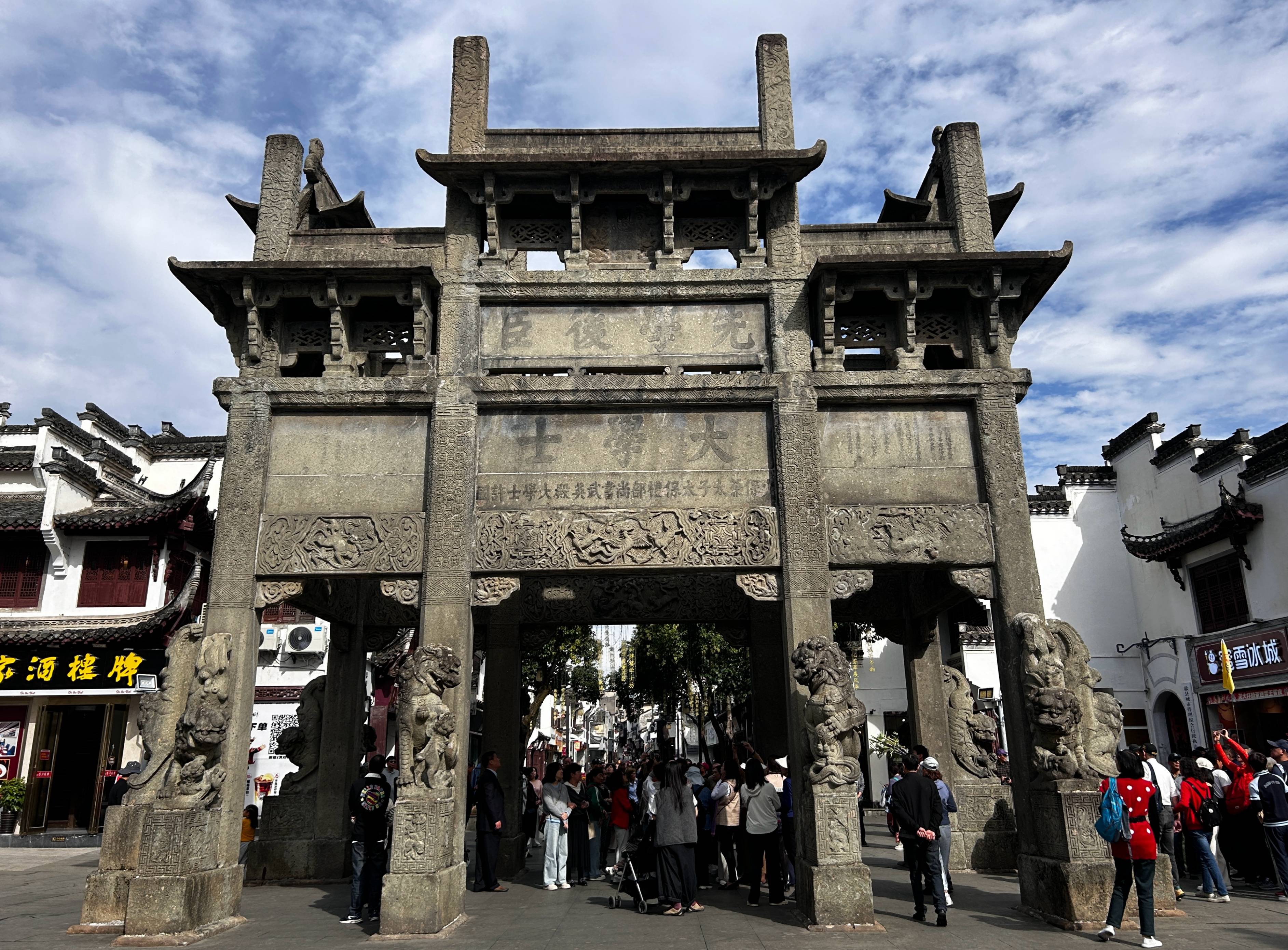 【漫步徽州 随记歙县】许国石坊——全国独一无二的八脚牌楼_牌坊