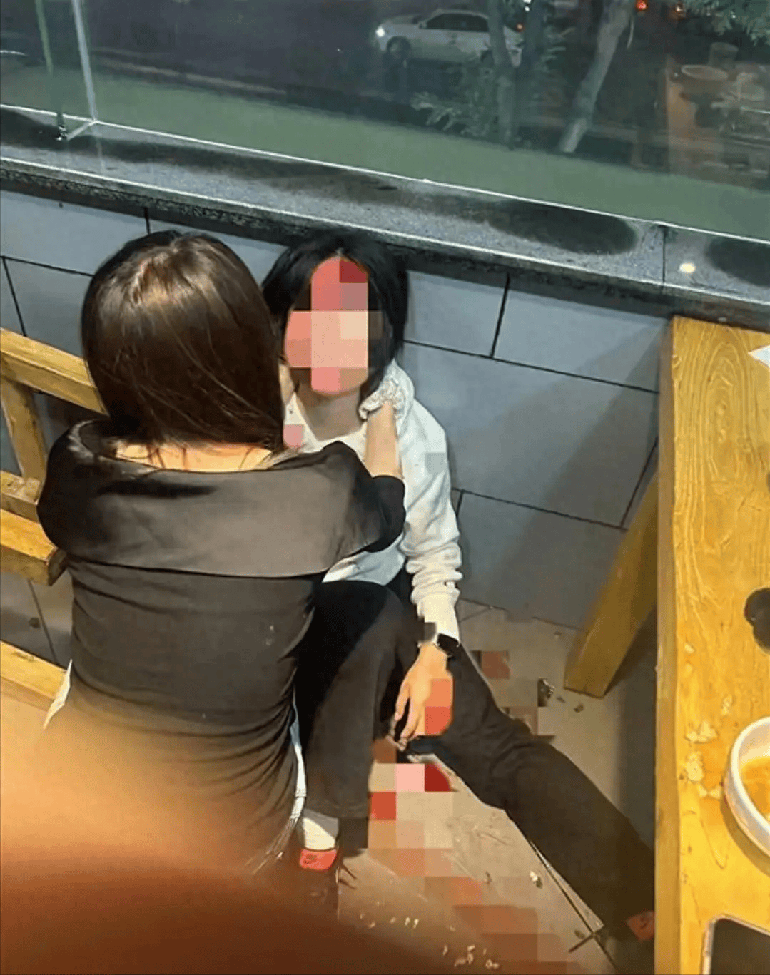 4名女高中生遭多名男子围殴满脸是血,细节曝光,警方介入_打人者_社会