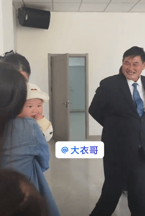 大衣嫂带娃他连看都不看,除了吃喝就是唱歌_朱之文_孩子_陈萌
