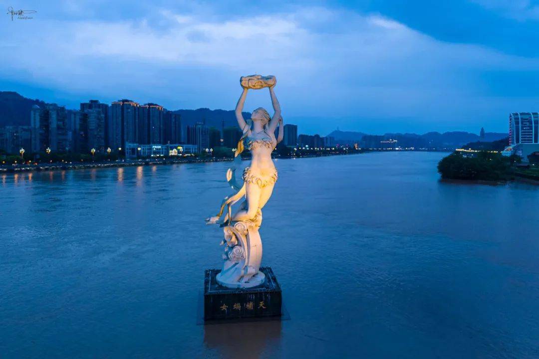 6米的"女娲补天"雕塑巍然矗立,它的整体采用不锈钢材质,通过氩弧焊接