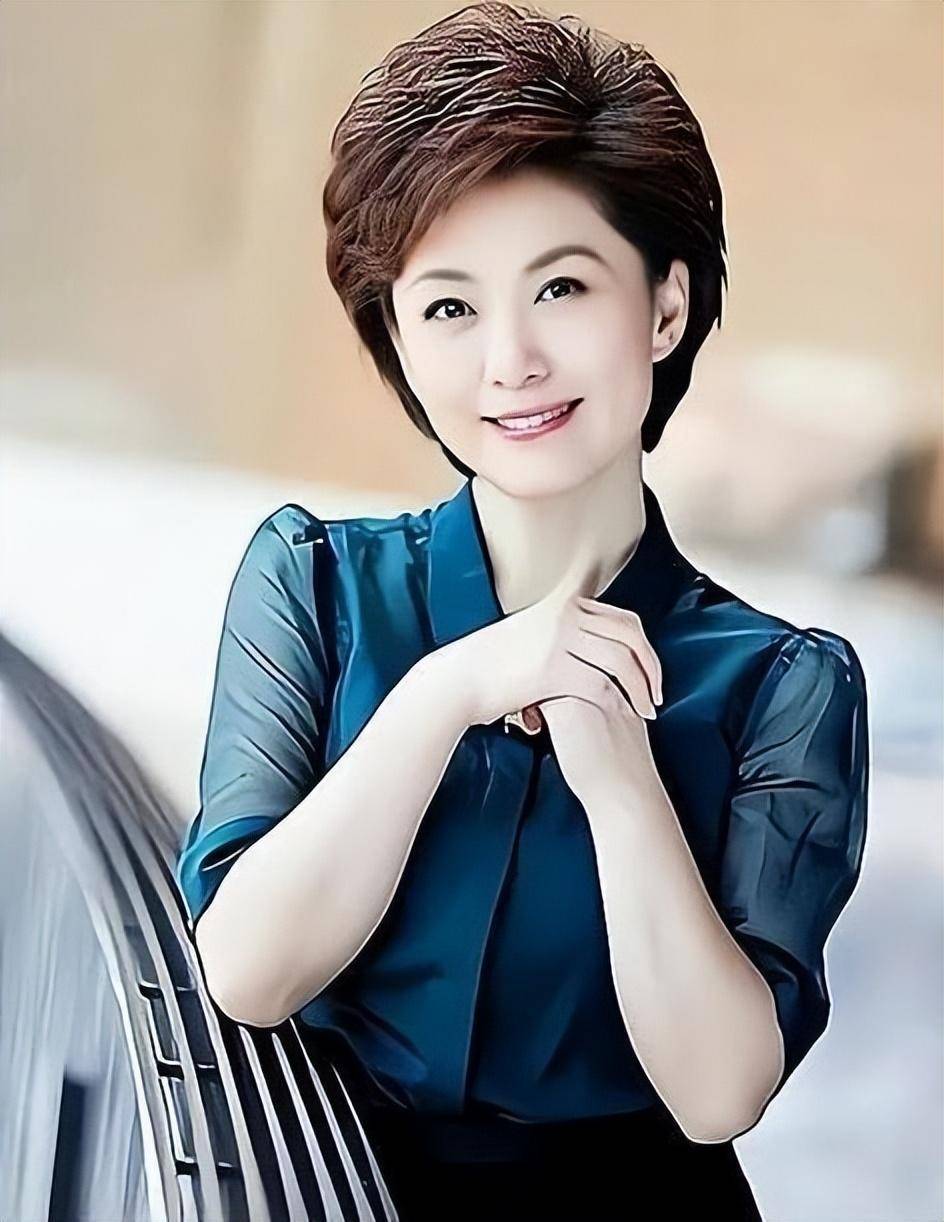 央视著名主持人海霞,嫁大11岁清华教授,结婚20年今幸福如初