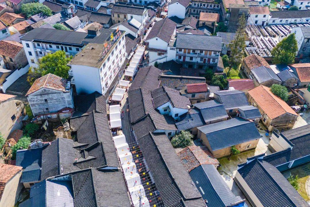 罗埠镇这几天太热闹,美食当道人声鼎沸,还能坐直升飞机航拍全景