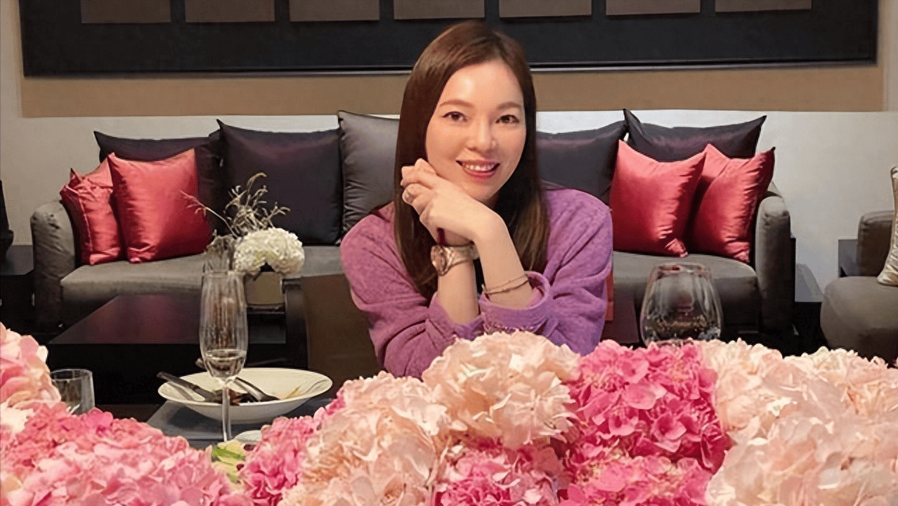 71岁郭台铭与47岁娇妻曾馨莹,一个两鬓斑白,一个皮肤白皙身材好