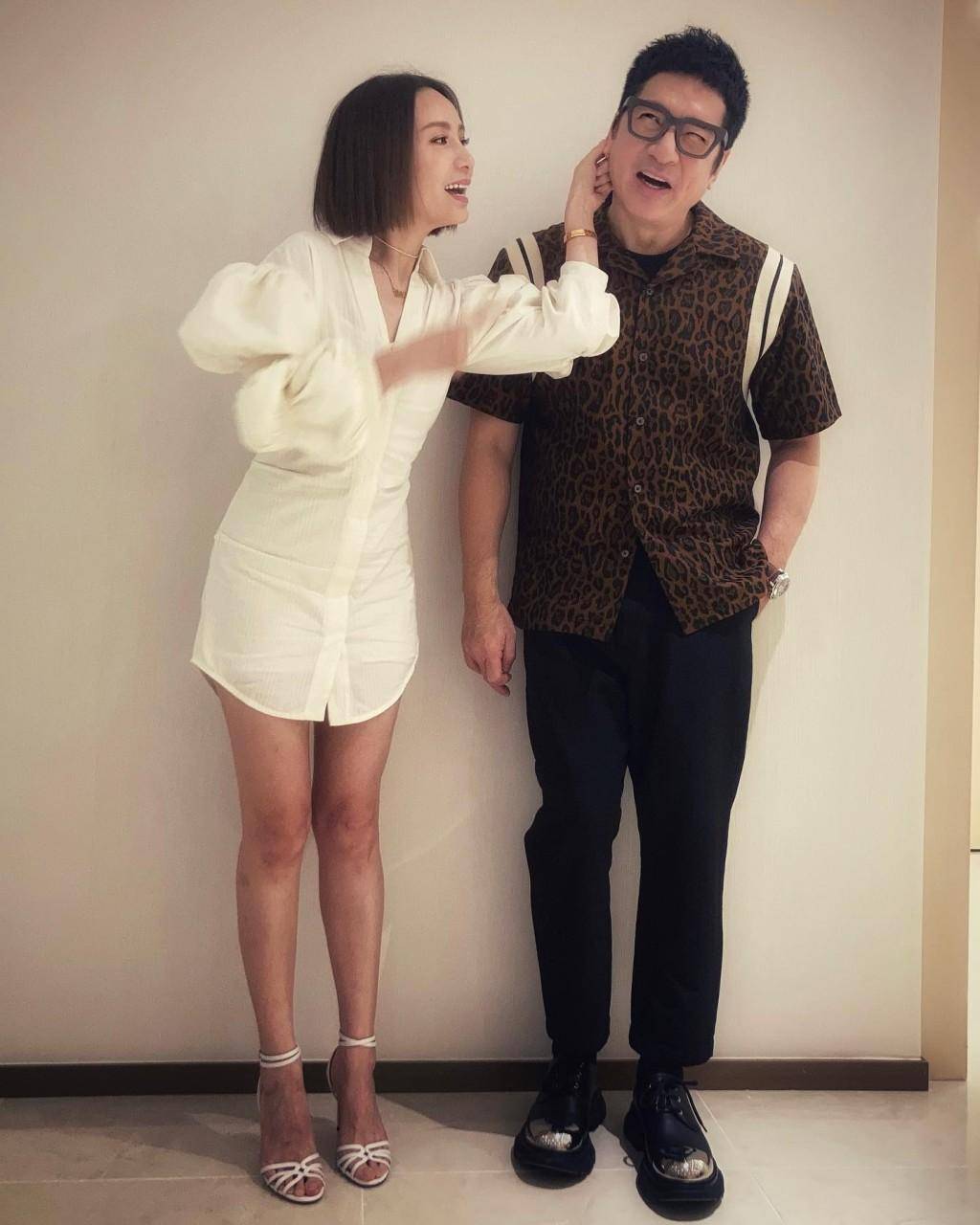 52岁胡蓓蔚上海探望父母 身材婀娜少女感满满 感叹父亲像个老小孩