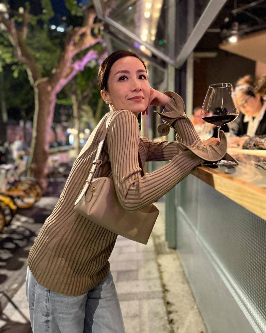 52岁胡蓓蔚上海探望父母 身材婀娜少女感满满 感叹父亲像个老小孩