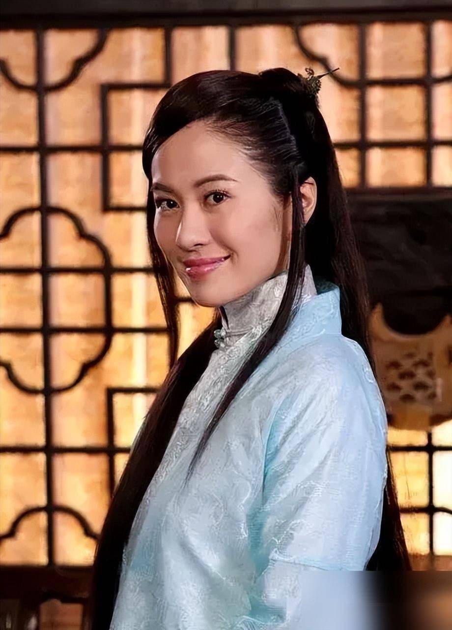 44岁叶璇被吐槽:胸都快垂到肚子上了,好像哺乳期,连内衣都不穿