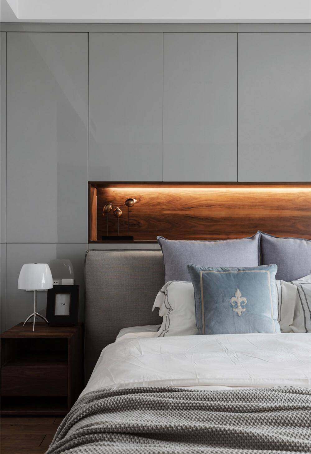 卧室太小放不下床头柜?床头外移 10 厘米或许是个好办法!