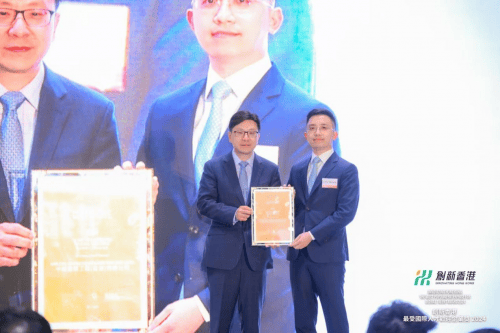 图片说明:孙玉菡为中国建筑陈启蒙颁奖图片说明:孙玉菡为保诚保险沈咏