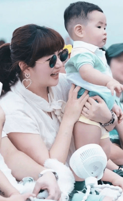 任家萱怎么胖成这样,胸都快到肚子了,完全放弃事业,专心生娃?