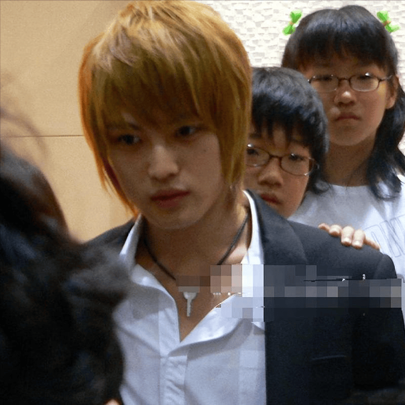 3岁遭抛弃,被养父家8个姐姐宠爱,红遍亚洲后亲生父母上门认亲_金在中