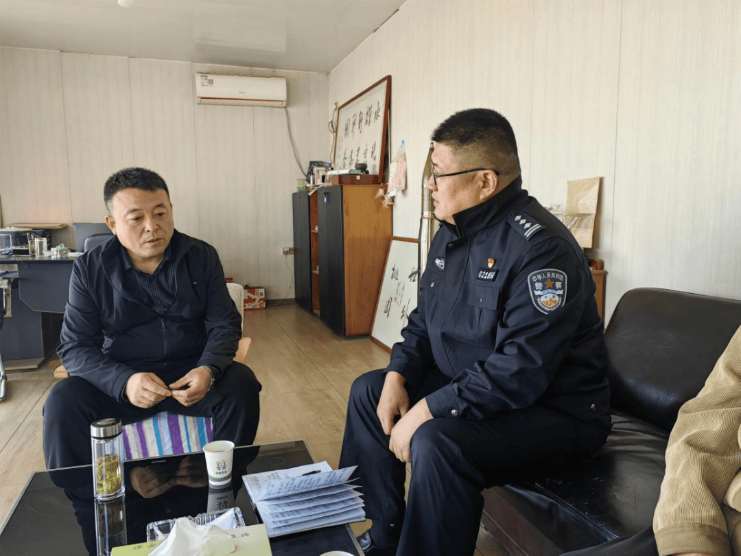 关山派出所教导员陈鹏带领社区民辅警在康桥村委会召开"向人民汇报"