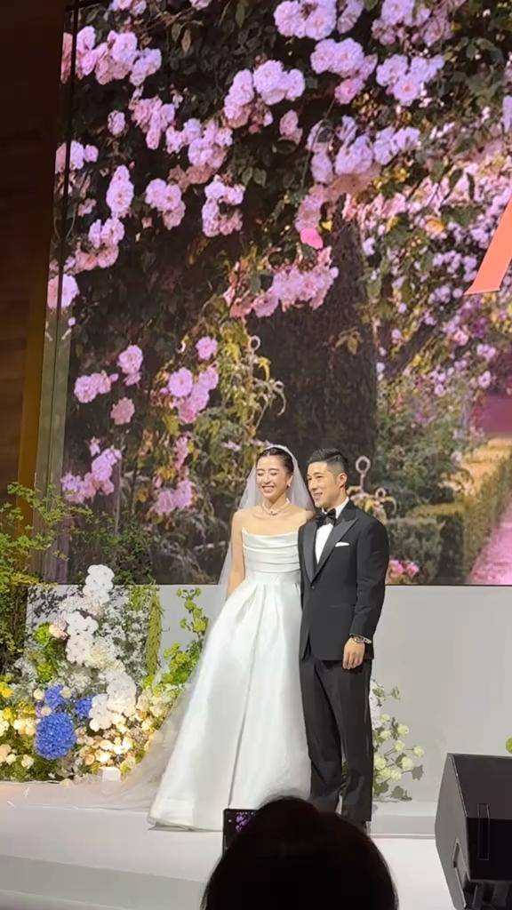 黎姿与跛脚老公马廷强罕见同框 出席汤镇业女儿婚礼 一点也不像53岁