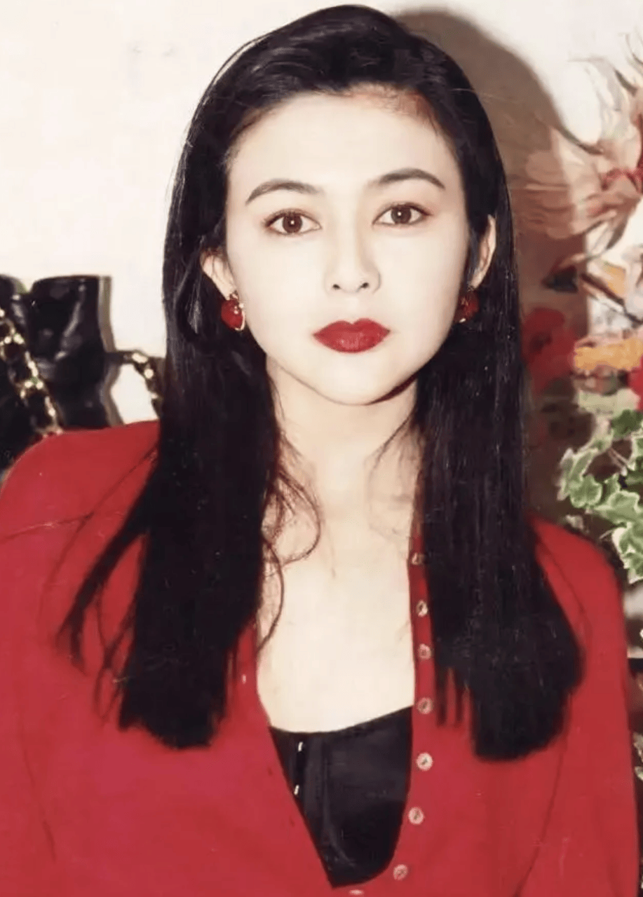 关之琳不愧是"香江第一美女",年过60依旧美貌惊人,状态超好