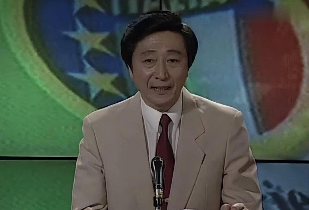 电台中有一个略显青涩的年轻人宋世雄,正怀揣着对体育解说的无限热情