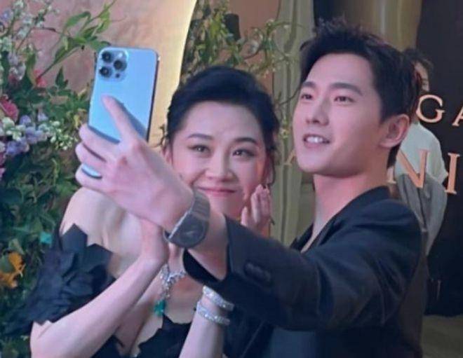 许晴和杨洋同框合照的时候,居然还做出害羞的样子,双手捧着脸颊,哪里