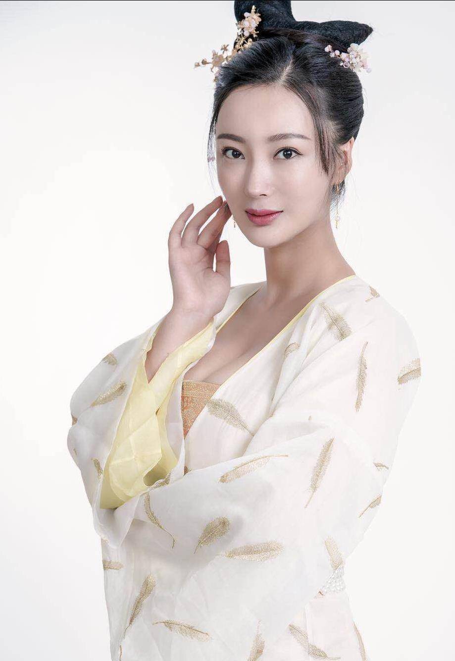 乳神!王李丹妮因太大无法跑步,内衣难买,睡觉也要左右换边