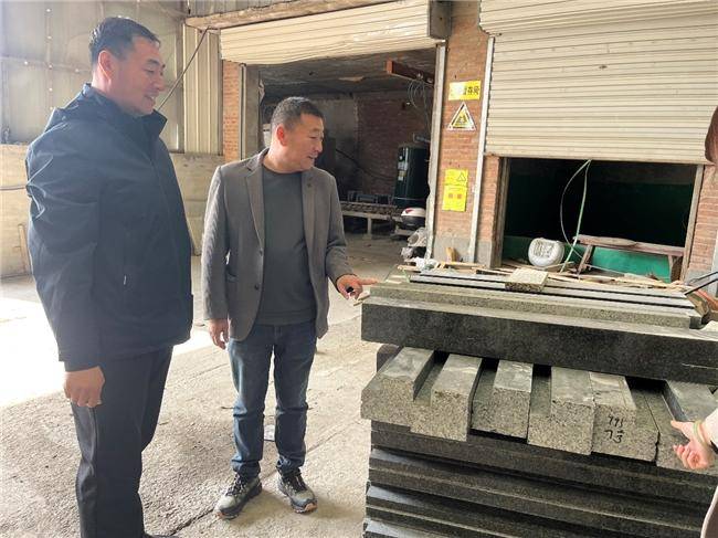 图为 初庆生在博兴石材厂进行工作走访如今,在初庆生的带领下,武场村