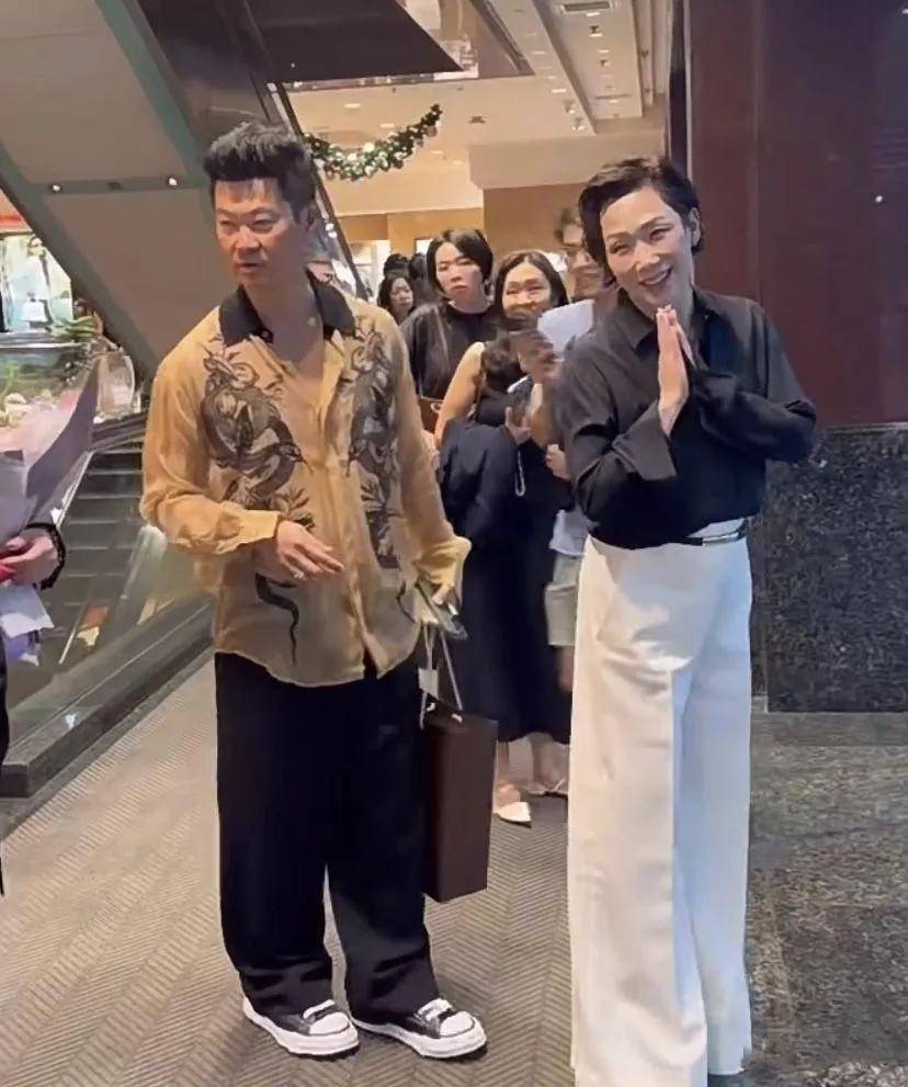 林忆莲晒自拍照,剪超短发又帅又年轻,穿衬衫阔腿裤变洋气奶奶!