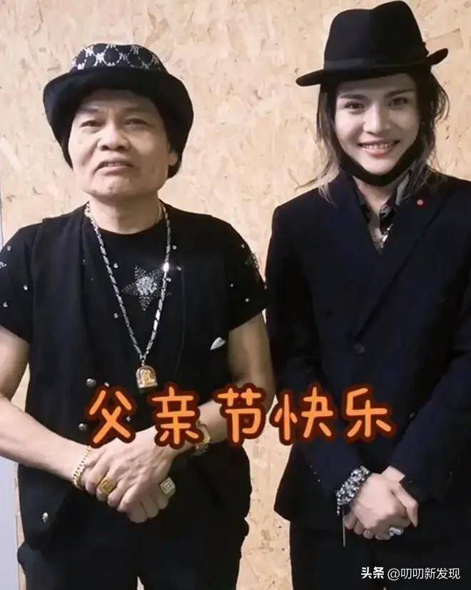 八两金原名叶竞生,他凭借其别具一格的外貌与极高的辨识度,有幸被