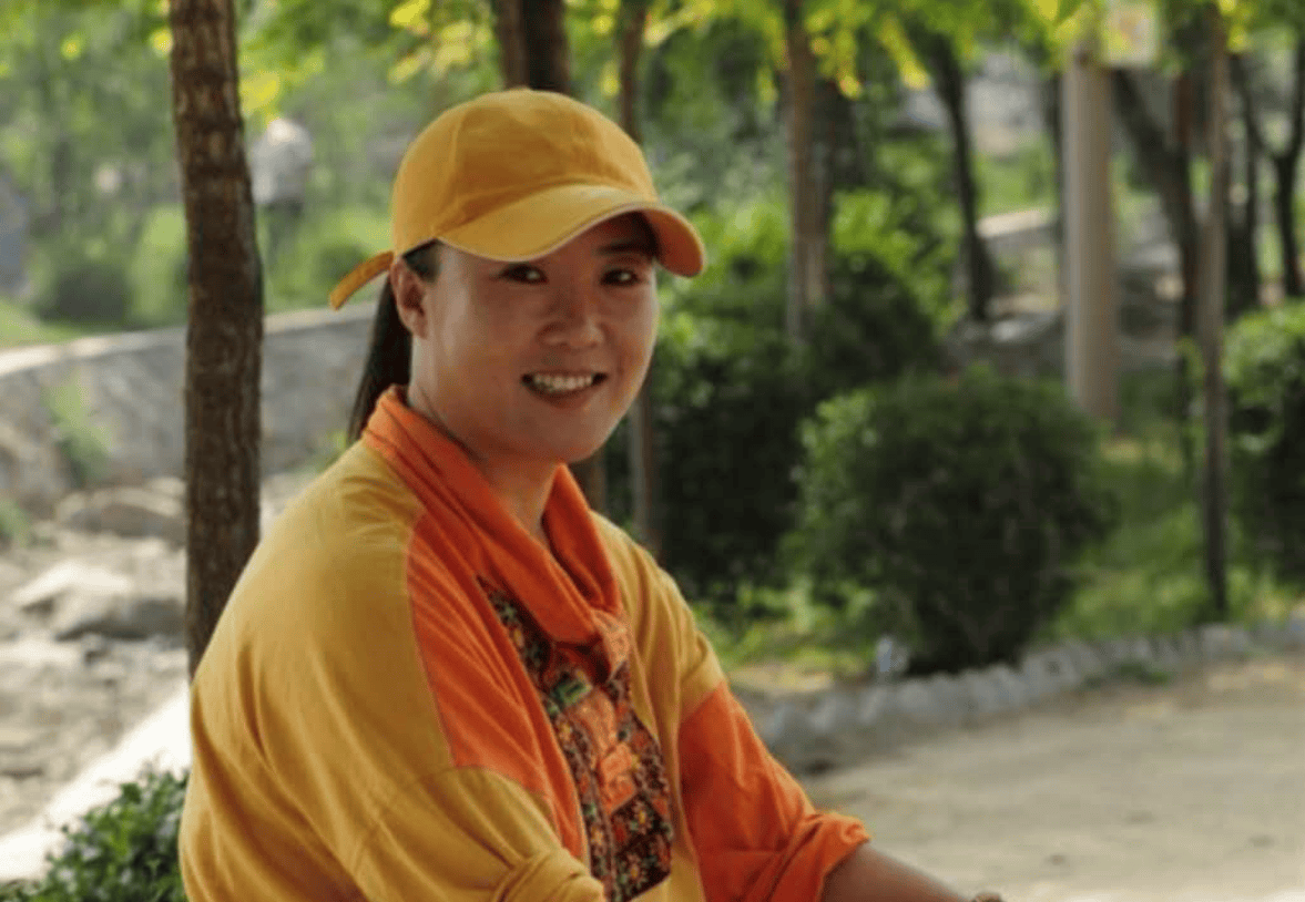 她是赵本山女徒弟,曾登央视春晚,嫁富豪老公,如今55岁令人羡慕_孙立荣