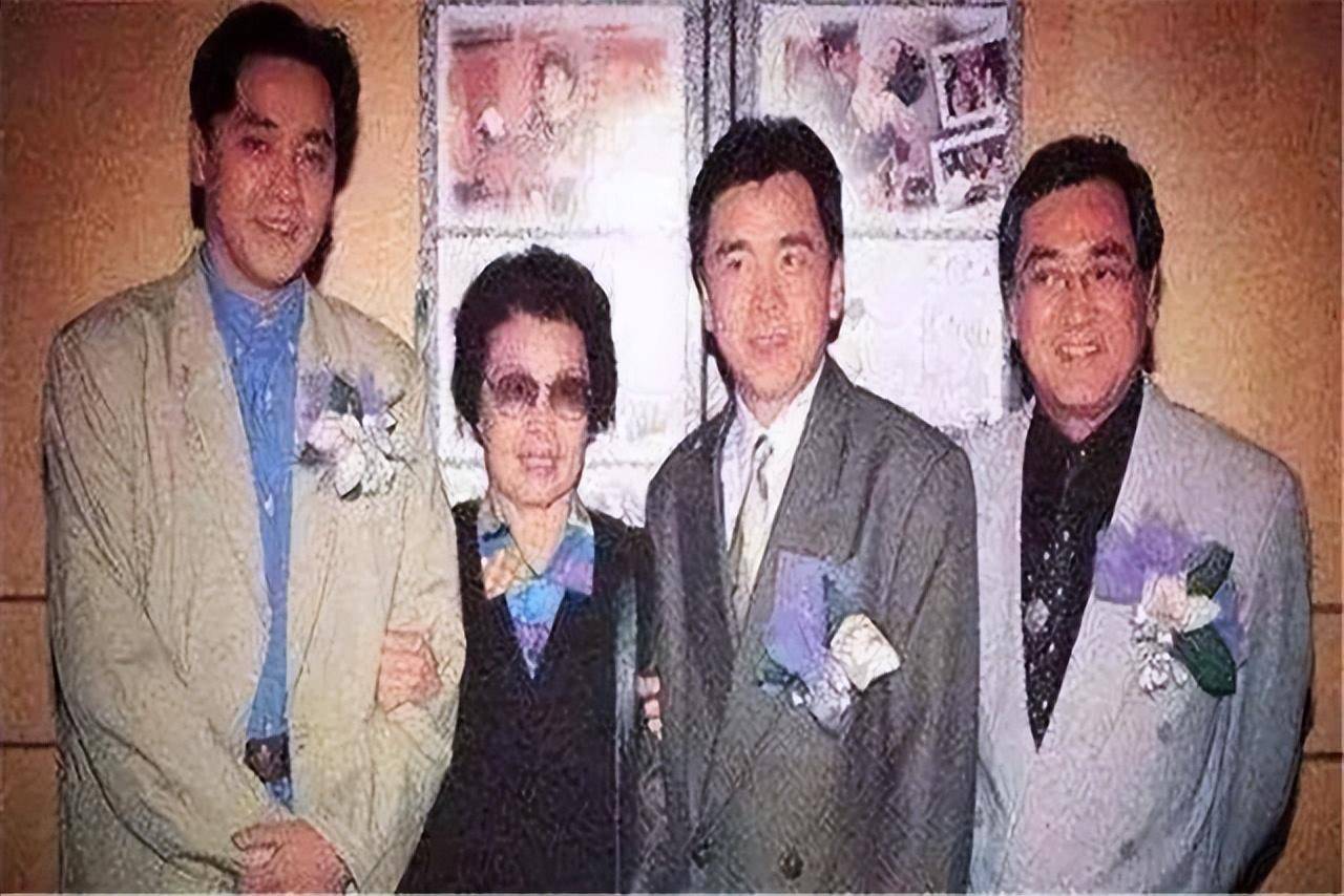 就连同母异父的兄弟秦沛和姜大卫,也是香港影坛的常青树,所以在尔冬升