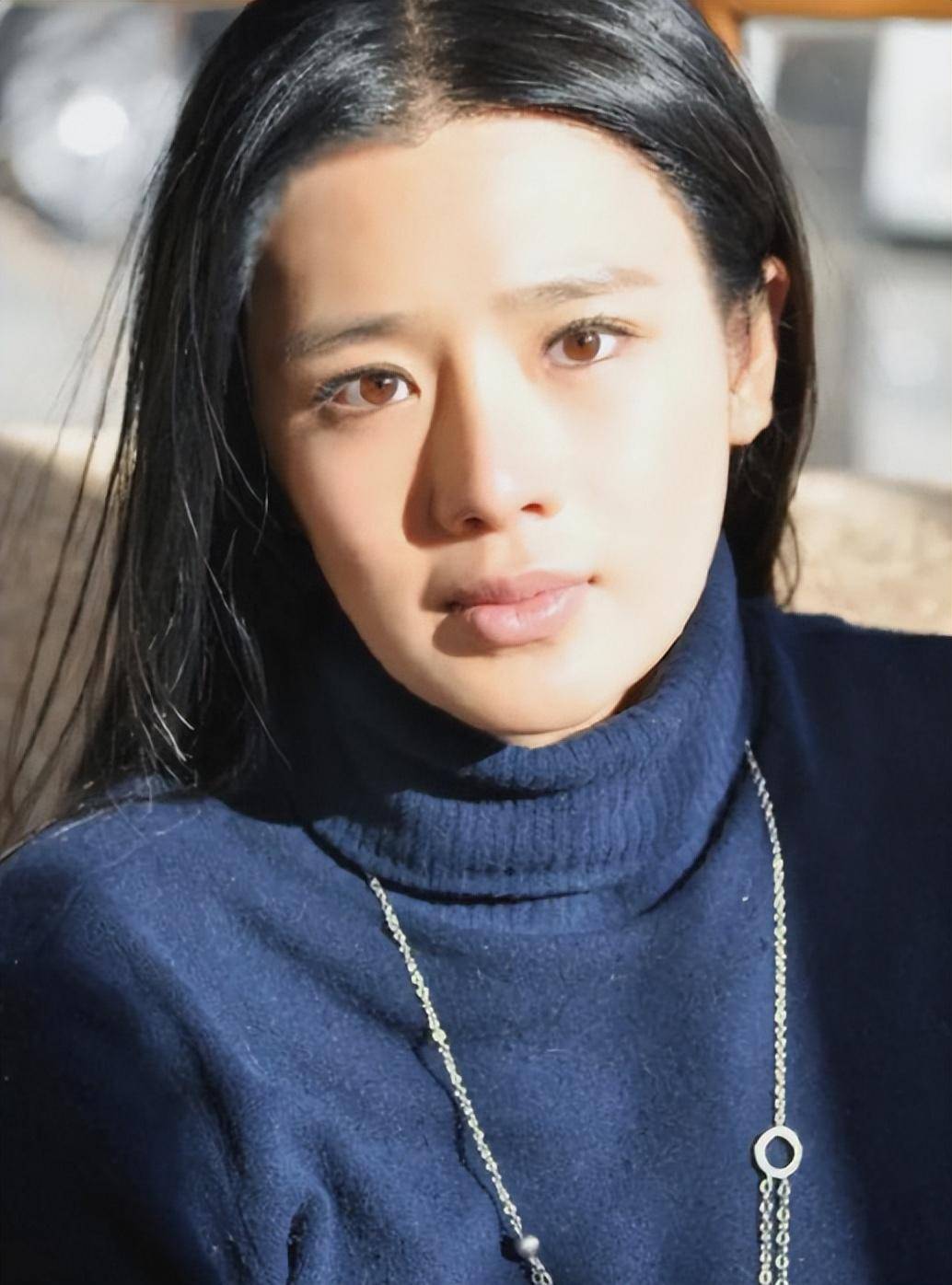 所以就被当时的导演孙周挑走在电影《周渔的火车》里边作为了巩俐的