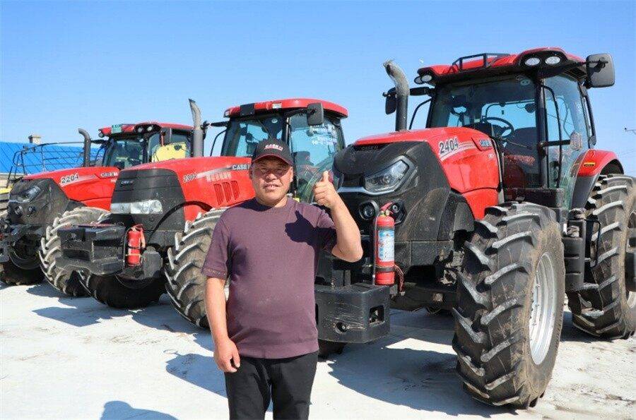 "他的三台凯斯拖拉机去年共翻地43,000多亩,每台车每班次12小时,每天