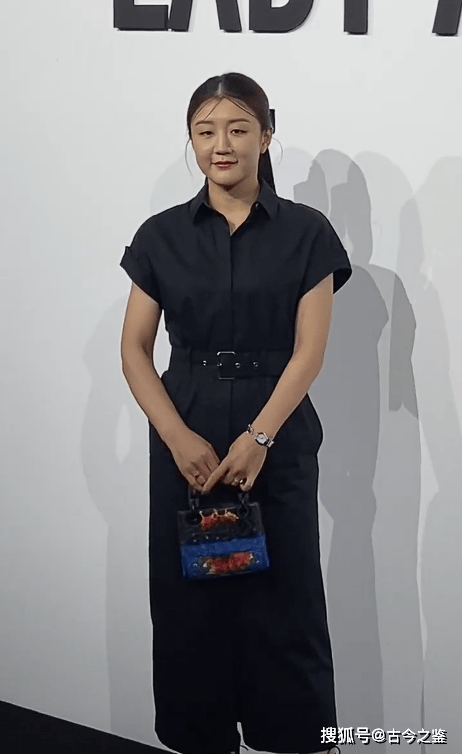 陈梦出席上海dior活动,穿10cm高跟鞋气场十足,2万束腰长裙显瘦