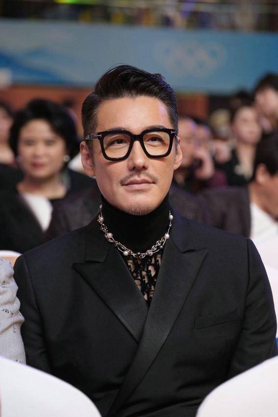 53岁胡兵活得比女人精致,上海豪宅全拿来放衣物,不是一般的豪