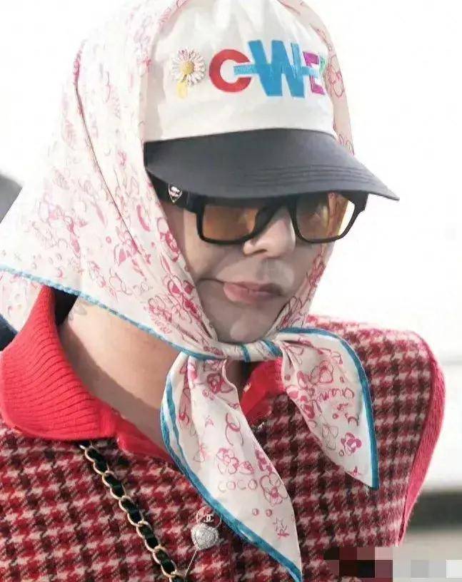 权志龙最新机场,红毛衣配花头巾,还挎个大黑包,像村里大娘