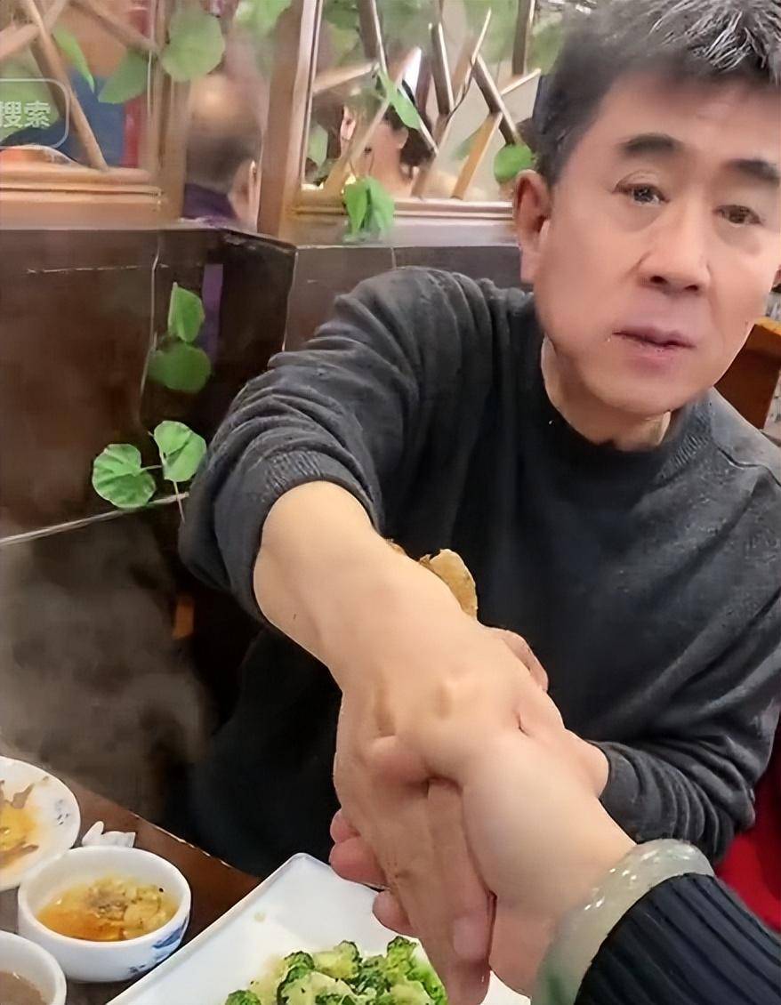 一张照片,戳穿了66岁郭凯敏的"真实颜值",儿子跟他长得一个样