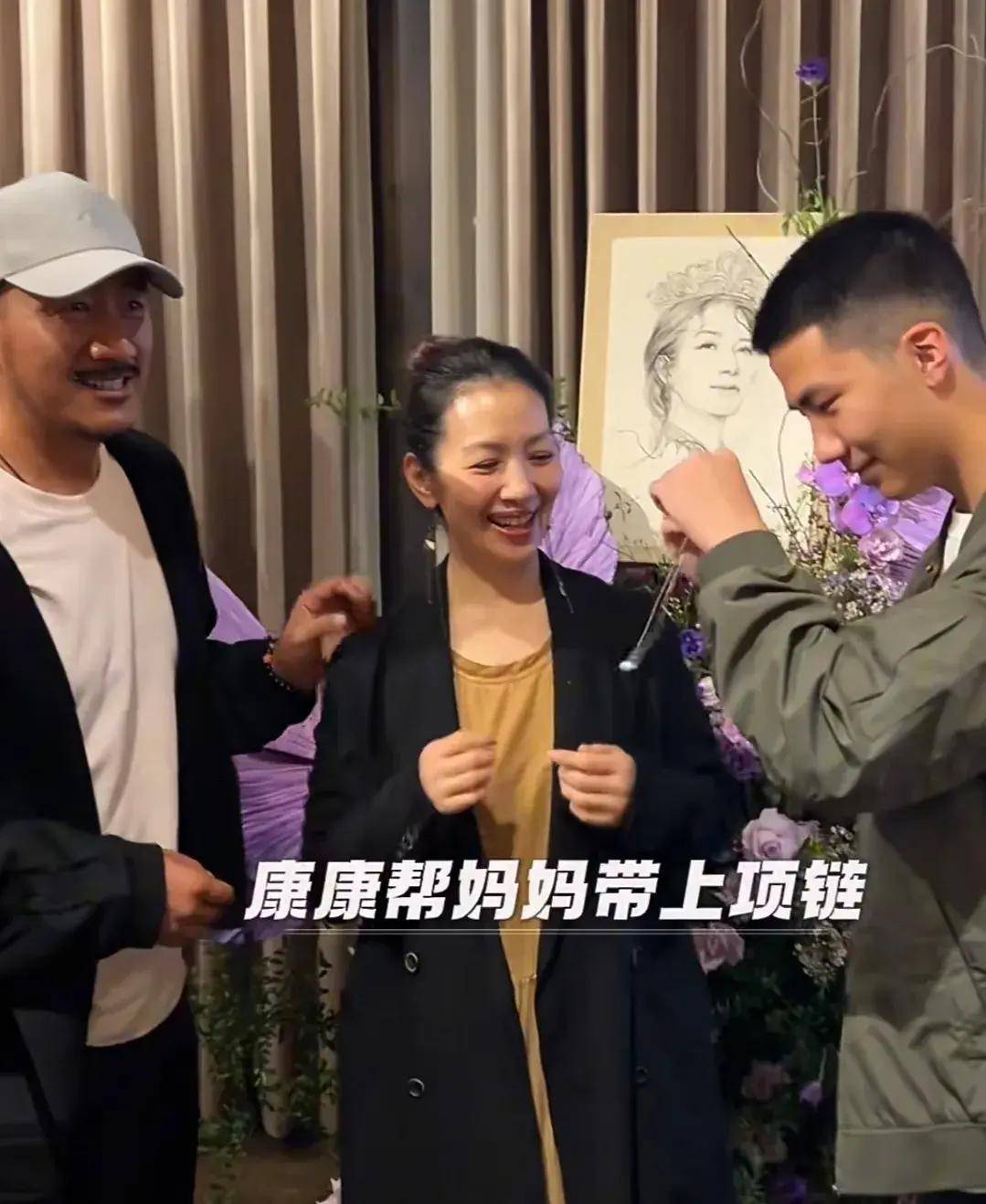 胡军为妻子卢芳庆生,现场布置太美了,康康为妈妈戴上钻石项链